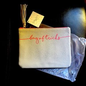 Free pouch on 100$ purchase on makeup❤️